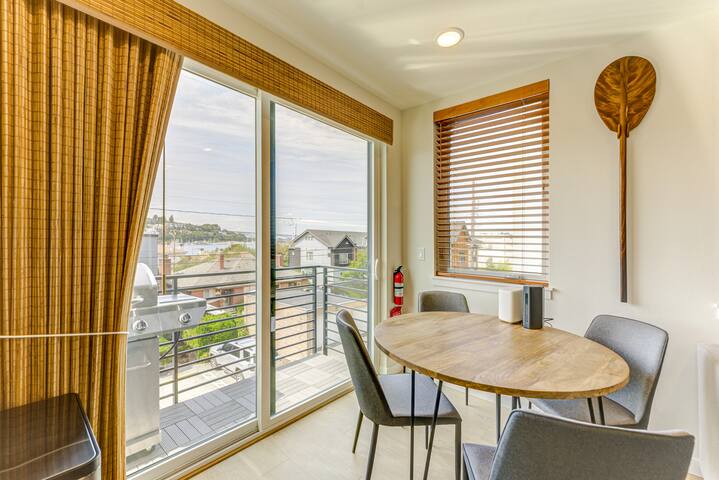 Stunning Lake Union/Space Needle Views, Roof Deck gallery image 3