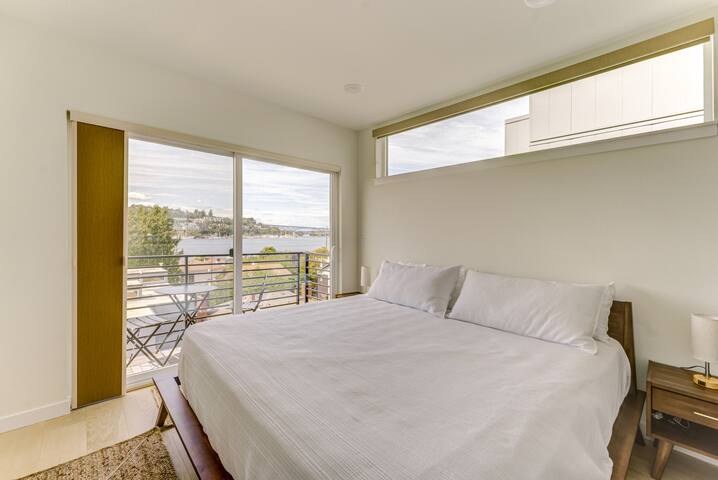 Stunning Lake Union/Space Needle Views, Roof Deck gallery image 4