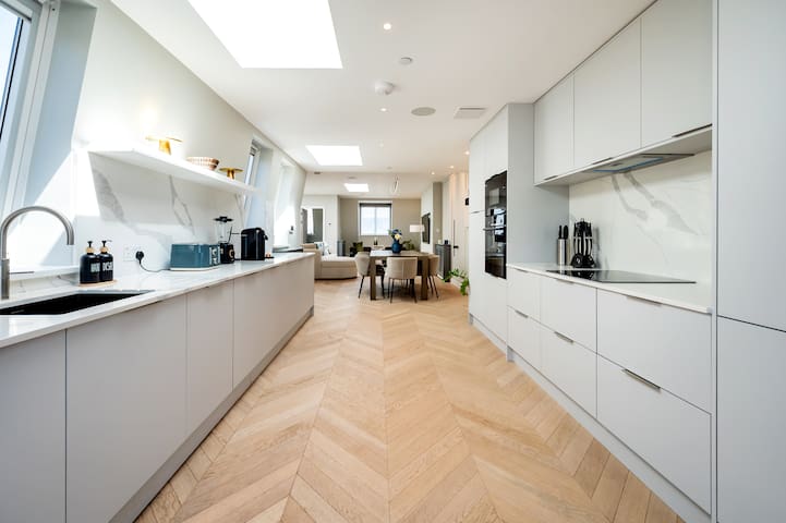 Short Oxford Street Walk Penthouse gallery image 4