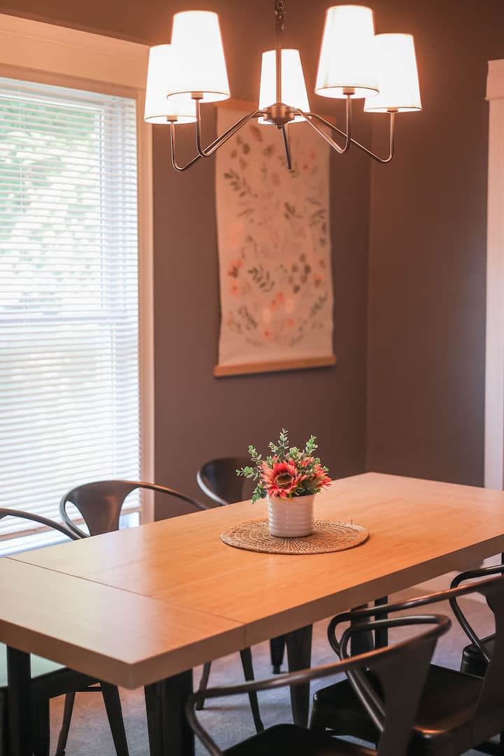 Warm & Inviting Shared Home - Kokomo, IN