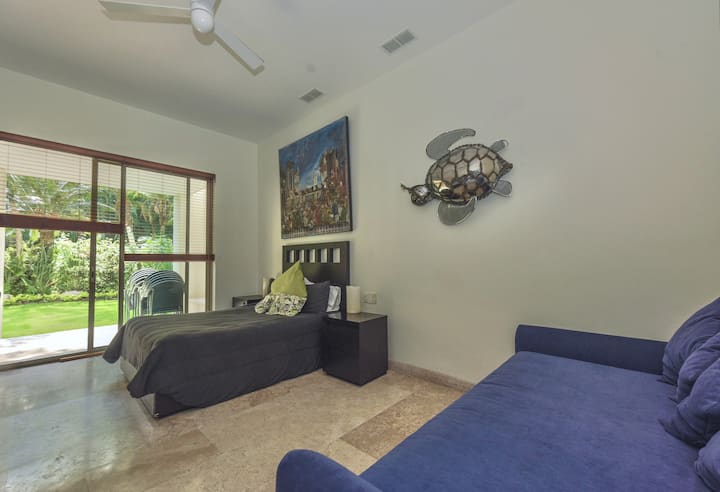 מיטה זוגית אחת, ספה נפתחת אחת, 2 מיטות עזר מתחת
מיטה וכיסא