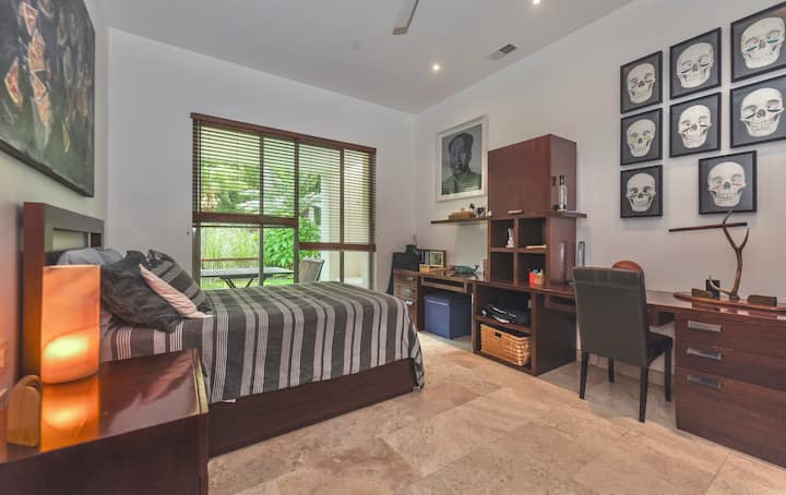 מיטה זוגית אחת, ספה נפתחת אחת, 2 מיטות עזר מתחת
מיטה וכיסא