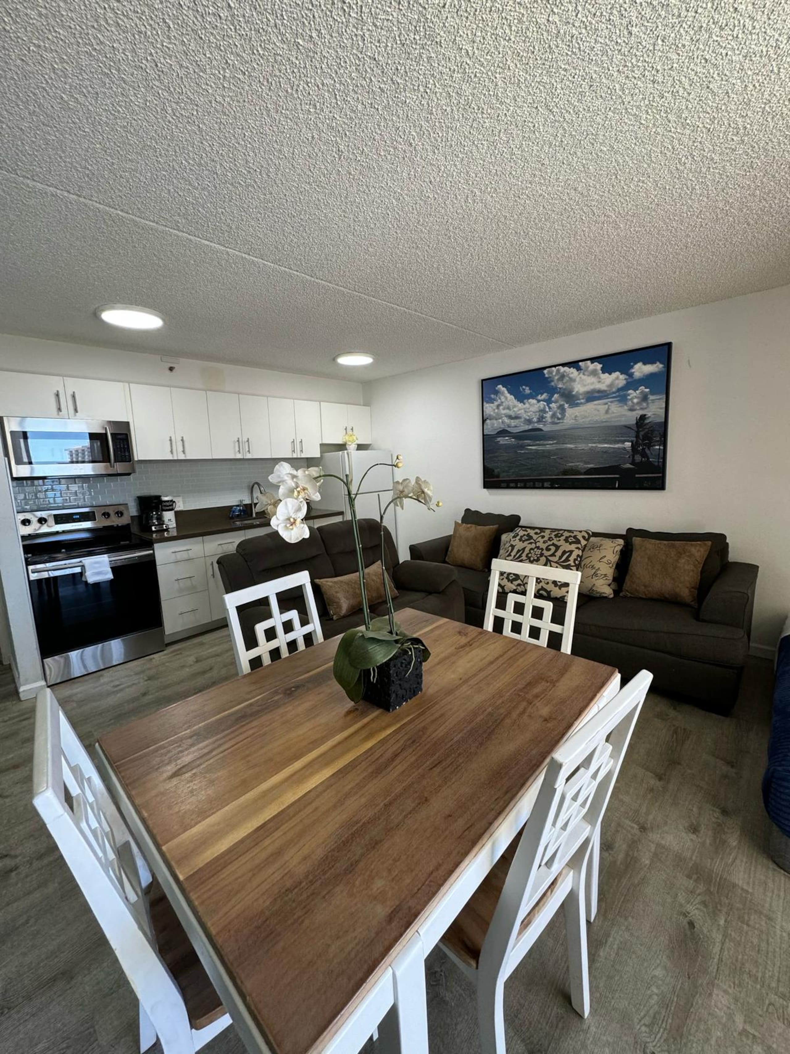Condo in Honolulu · ★4.76 · 1 bedroom · 3 beds · 1 private bath - Image 2