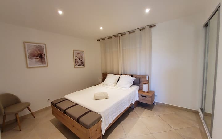 Легло 140 с юрган и/или одеяло в зависимост от сезона.  