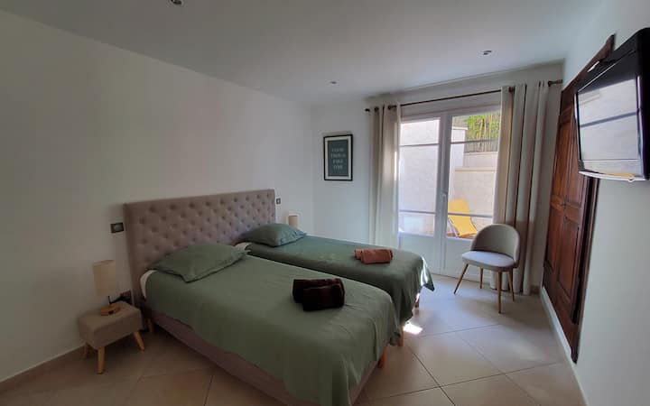 2 легла 80x200 с пухени завивки или голямо двойно легло 160, спалня с тераса и шезлонги. 