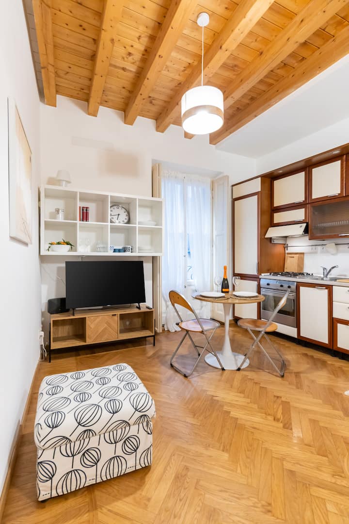 ห้องนั่งเล่นพร้อมห้องครัวเต็มรูปแบบ สมาร์ททีวี และระเบียง