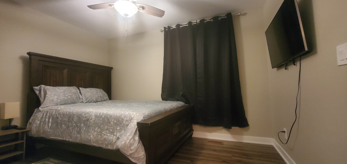 Manželská posteľ spoločná kúpeľňa len pre dve osoby.