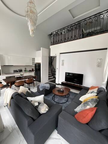 Luxury Pool Villa 4+2BR 12PAX with Lift in Ekkamai gallery image 3