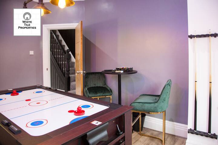 Large Luxury Home MUFC | Game Rooms & 4 Bedrooms gallery image 4