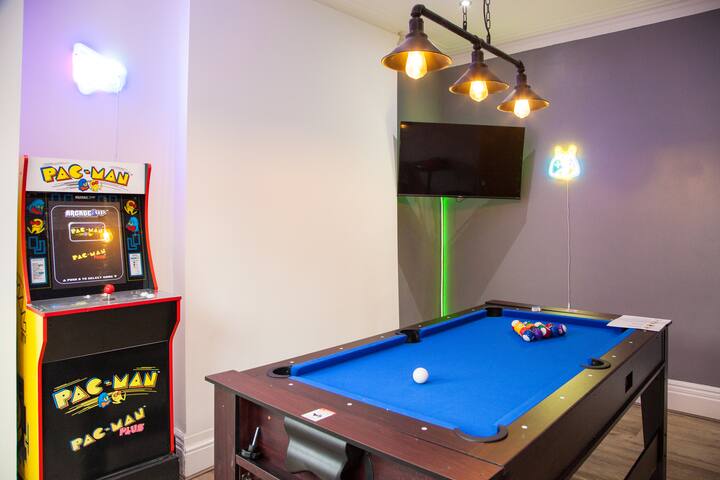 Large Luxury Home MUFC | Game Rooms & 4 Bedrooms gallery image 2