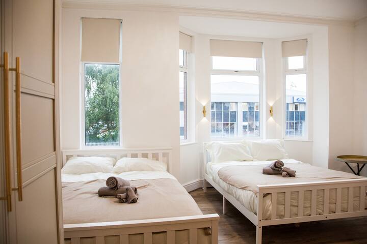 Large Luxury Home MUFC | Game Rooms & 4 Bedrooms gallery image 3