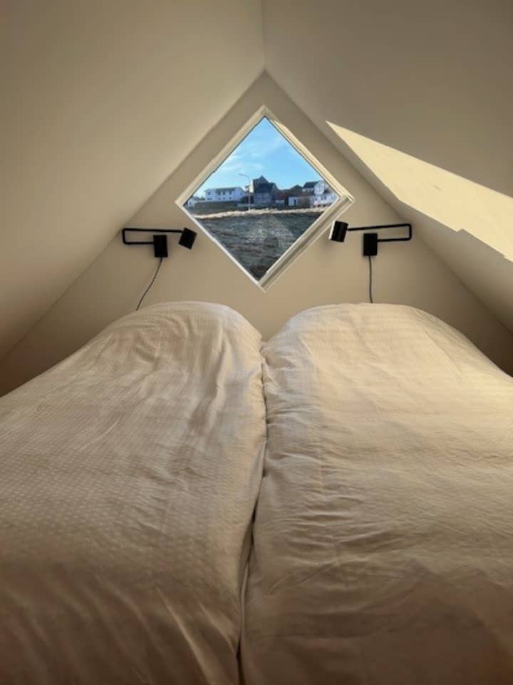 Vitanda viwili vya mwinuko kwenye roshani