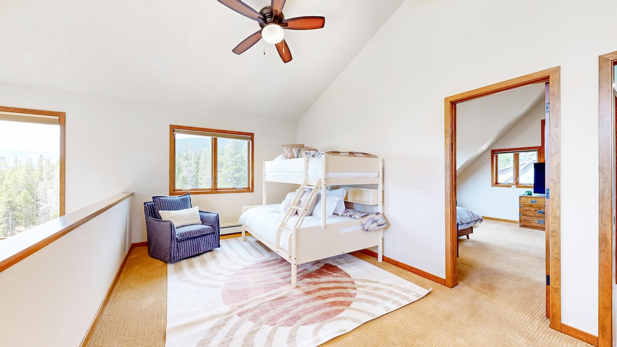 مساحة علوية في الطابق العلوي مع سرير بطابقين في الأعلى ومزدوج في الأسفل! سيحب الأطفال هذا المسكن!