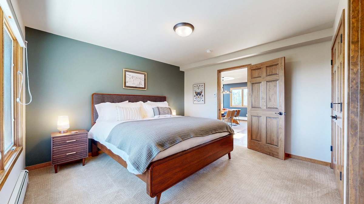 سرير بحجم كبير مع بياضات ناعمة وخزانة كبيرة!