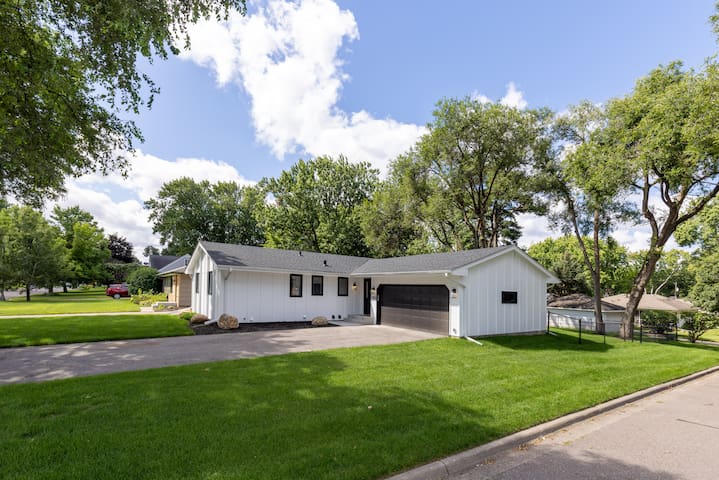 Midcentury Beauty, close to the airport and MOA