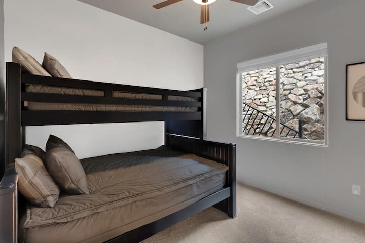 Spavaća soba 4 - za 3 osobe - dno - bračni krevet (širine 150-179 cm) i gornji dio - jednostruki krevet