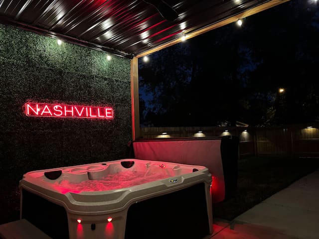 Cowgirl Inn•HotTub•6Vanities •Backdrops•3mi to DT gallery image 3