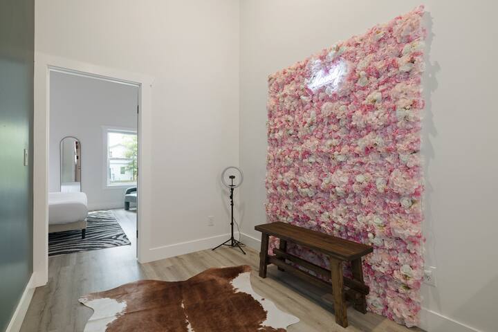 Cowgirl Inn•HotTub•6Vanities •Backdrops•3mi to DT gallery image 5