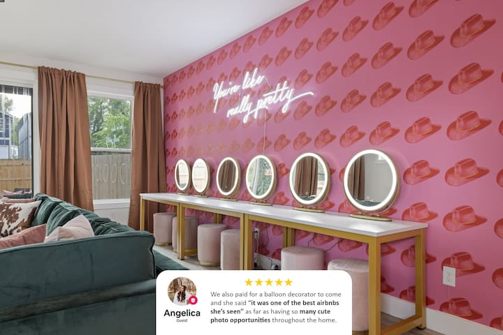 Cowgirl Inn•HotTub•6Vanities •Backdrops•3mi to DT gallery image 2