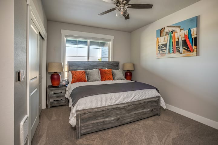 Habitación 4
Ubicado en el primer piso, cerca de la puerta de entrada.
Cama tamaño king
Cama plegable Twin XL, que se encuentra en el armario.
1/2 baño adjunto al dormitorio