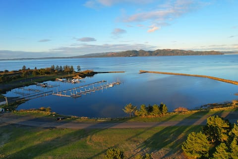 HOT TUB, Watch Cargo Ships, Rec room, River/Ocean.