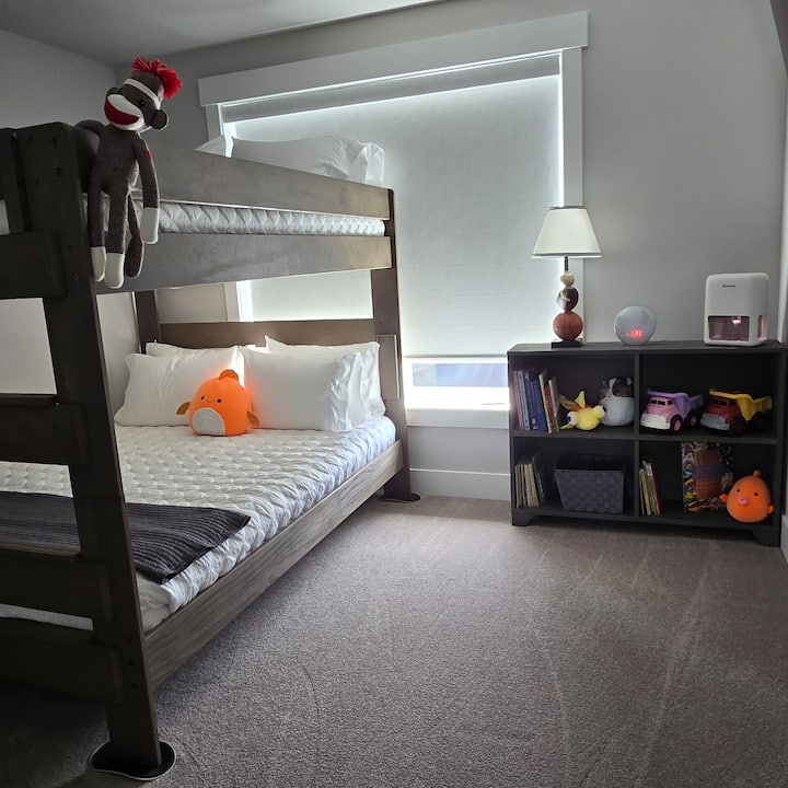 Habitación con literas - Dos camas tamaño queen - Una cama individual XL Roll-away en el armario.