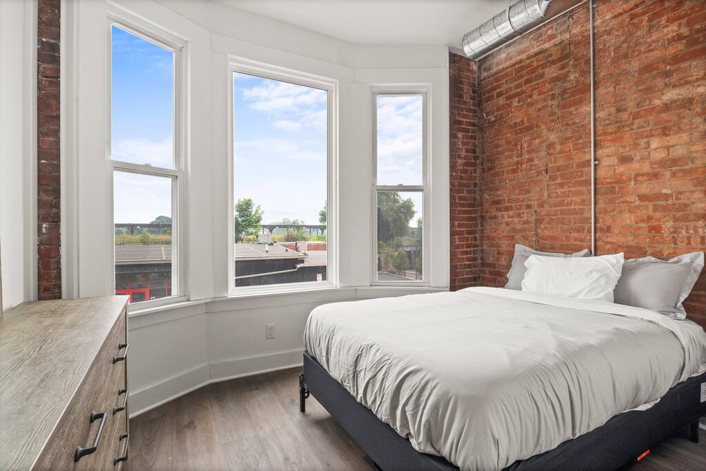 Airbnb Trendy 2 Bed in Downton Roc | Wifi + Parking