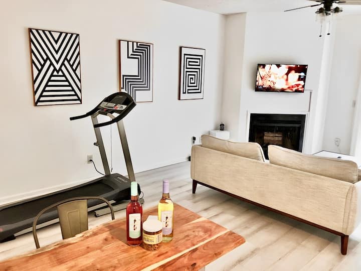 Patakatifu pako panakusubiri! Sebule hii imebuniwa kwa mtindo wa kisasa na mvuto usio na wakati. Jizamishe kwa starehe ya hali ya juu na sofa hii ya plush na viti vya ndoo, bora kwa ajili ya kupumzika baada ya siku ndefu. 43" Roku.
