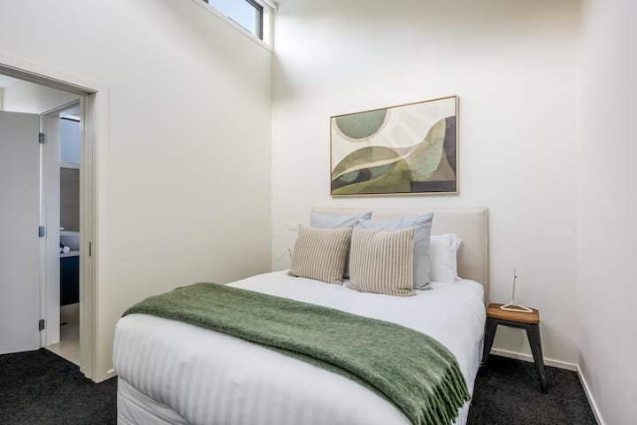 Segundo dormitorio luminoso y cómodo
El segundo dormitorio cuenta con una cama acogedora, una decoración elegante y mucha luz natural. Un espacio perfecto para relajarte, ya sea que estés aquí para una estancia corta o una escapada prolongada en Queenstown.