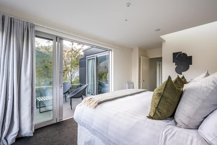 Simplemente elegante dormitorio principal con acceso al aire libre Sal a este patio luminoso y soleado con hermoso sol por la mañana para un nuevo comienzo de tu estancia en Queenstown.