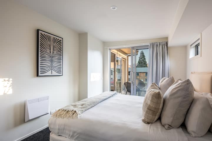 Tercer dormitorio luminoso y cómodo
El tercer dormitorio cuenta con una acogedora cama, una decoración elegante y mucha luz natural. Un espacio perfecto para relajarte, ya sea que estés aquí para una estancia corta o una escapada prolongada en Queenstown.
