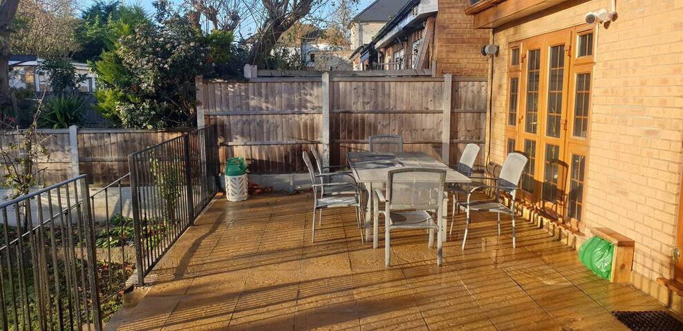 Large Spacious Family Home sleeps x16 in London gallery image 4