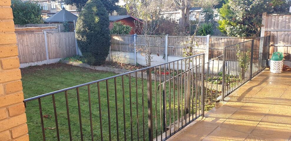 Large Spacious Family Home sleeps x16 in London gallery image 2