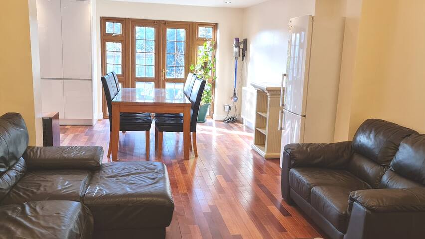 Large Spacious Family Home sleeps x16 in London gallery image 3