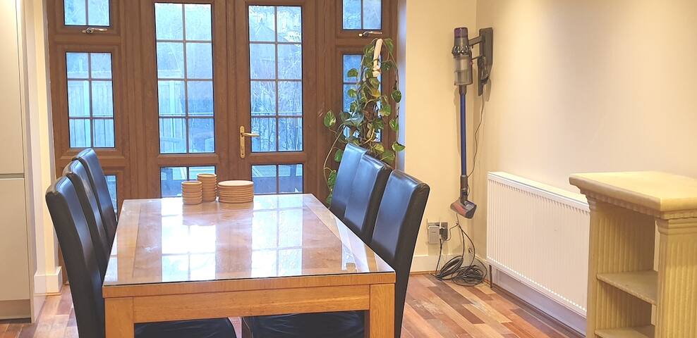 Large Spacious Family Home sleeps x16 in London gallery image 5