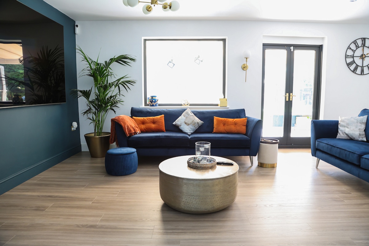 Popular Airbnb listing: Group stay with heated swimming pool! in Wraysbury
