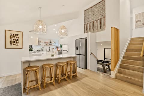 Canopy treetop, pool table, theatre room & 4 lvls