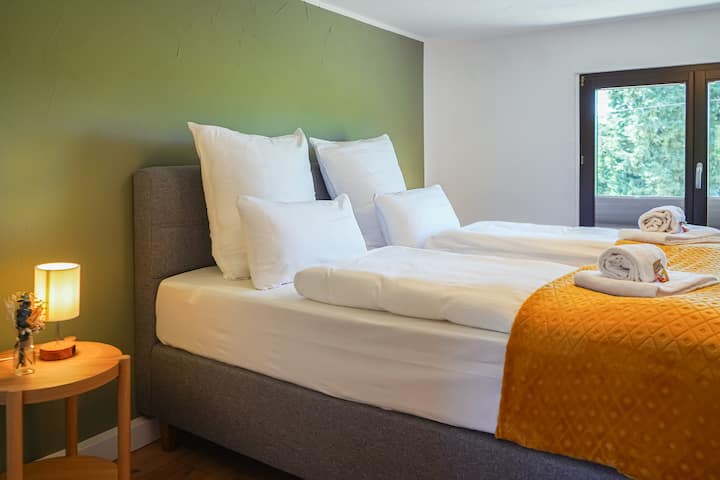 להירגע בחדר השינה הנעים עם מיטת קפיצים נוחה שמבטיחה שנת לילה ערבה. מגבות מסופקות, הנוף של האזור הכפרי מזמין אתכם לחלום. האווירה הכפרית המקסימה משלימה את החוויה של התחושה הטובה.