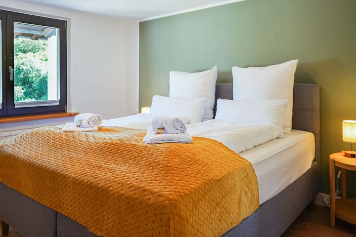 חדר השינה המקסים הזה בסגנון כפרי משמש כחדר הליכה נעים, המצויד במיטת קפיצים נוחה. יש מגבות נקיות, וכאן תוכלו ליהנות גם מנוף מרגיע של האזור הכפרי.