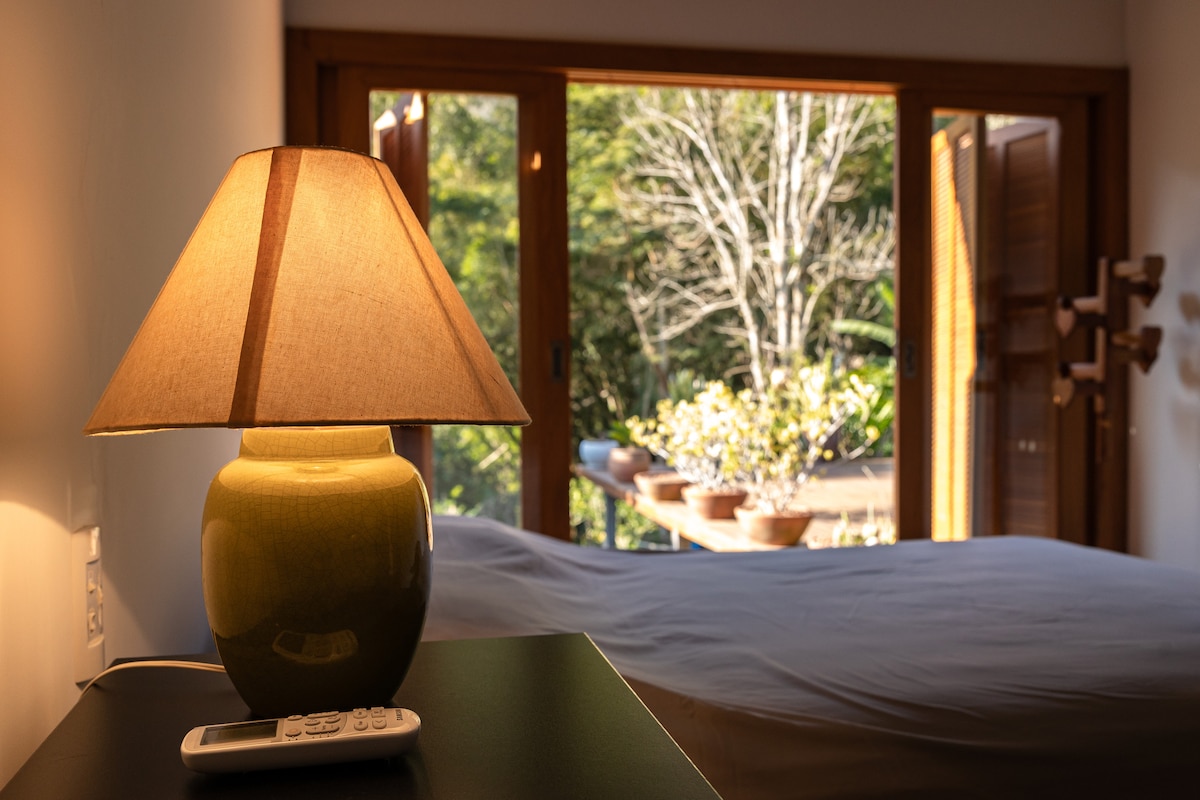 Dhoma e gjumit 2 - përbëhet nga një krevat dopio, një raft për veshje, një tavolinë pranë krevatit, një abazhur dhe ajër i kondicionuar