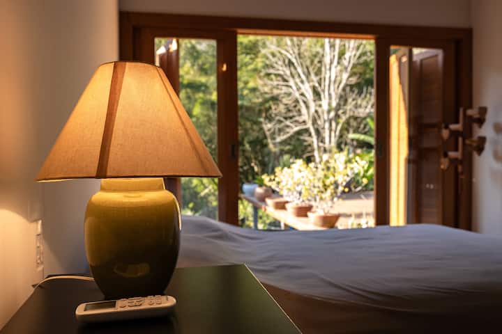 Chambre 2 - composée d'un lit double, d'un porte-manteau, d'une table de chevet, d'une lampe et de la climatisation