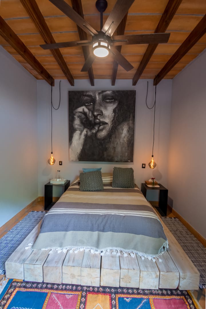 Рекамара бр. 5  брачен кревет (широк 150-179 см) на приземје  со поглед кон градината и тавански вентилатор. Заедничка  бања  со спална соба бр. 4