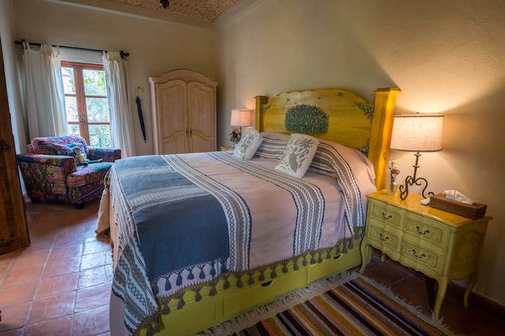 Спална соба бр. 2 со брачен кревет (широк 150-179 см) на горниот кат со балкон и клима уред. Завеси за затемнување на собата и сопствена приватна бања со сѐ што ви треба, вклучувајќи шампон, балсам за коса, сапун, крпи и фен за коса. 