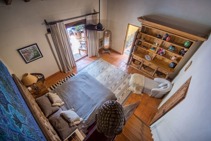 Главна спална соба бр. 1 на горниот кат, брачен кревет (широк 150-179 см) со клима уред и сопствена бања. Recamara Master #1 на висок кат, брачен кревет (широк 150-179 см) со клима уред  и бања во спалната соба. 