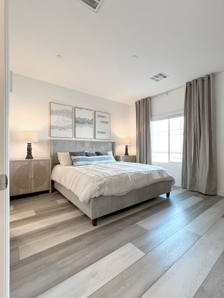 ห้องนอนใหญ่พร้อมเตียงขนาดคิงไซส์และห้องน้ำในตัว 