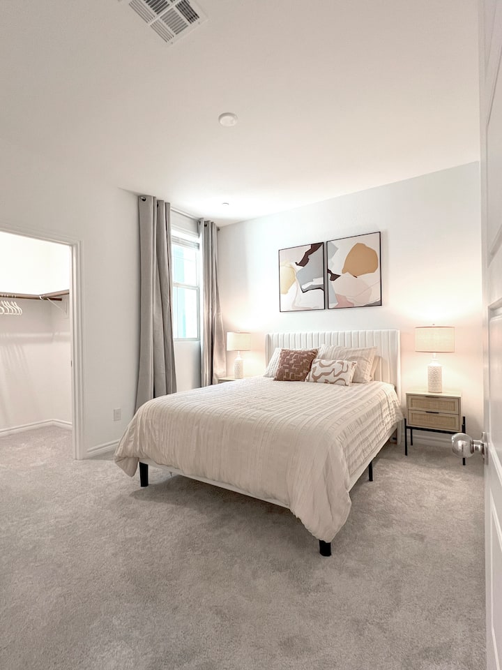 ห้องนอนที่สองพร้อมเตียงควีนไซส์และตู้เสื้อผ้าแบบเดินเข้าได้  