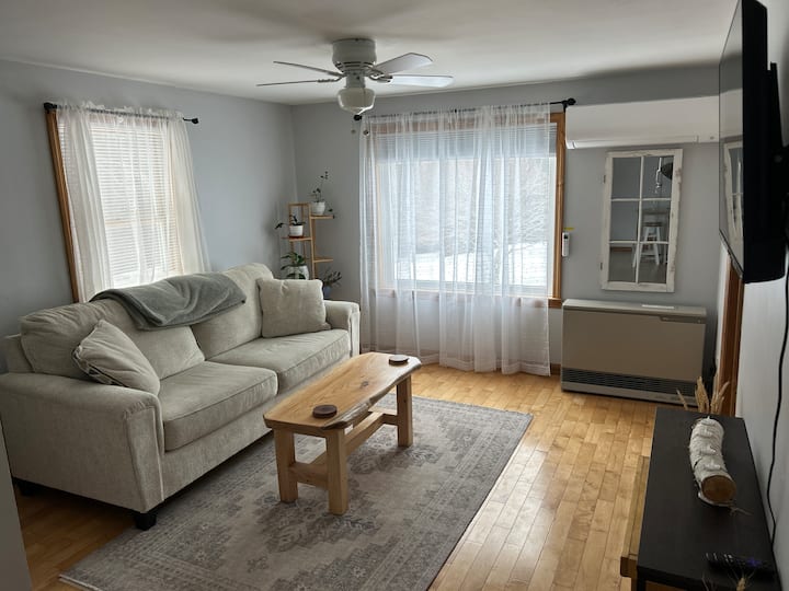 Cozy One-bedroom Retreat With Mountain Views - Rutland, VT