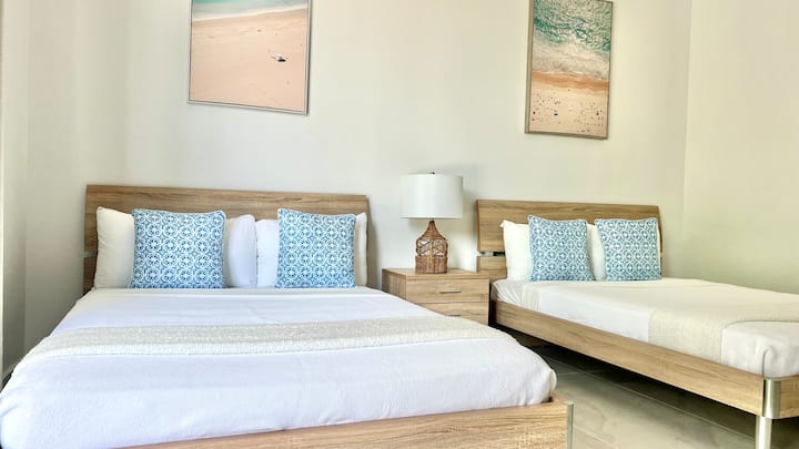 2e chambre au rez-de-chaussée de la villa Aqualara. Peut accueillir jusqu'à 4 personnes.  