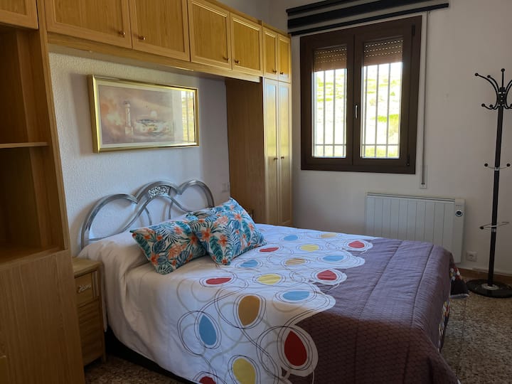 ห้องพักกว้างขวางพร้อมเตียงคู่ โต๊ะ ตู้เสื้อผ้าขนาดใหญ่ และหน้าต่างที่มีวิวหมู่บ้านและภูเขาที่สวยงาม บรรยากาศอบอุ่นและเงียบสงบ เหมาะสำหรับการพักผ่อน