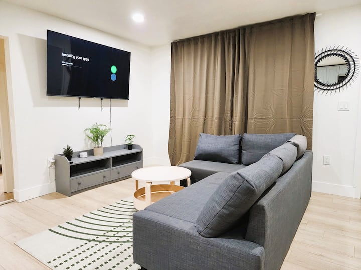 Cozy 2br/1ba House Minutes To Disneyland / Beach - Santa Ana, CA